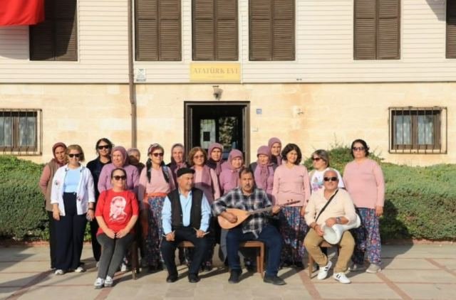 Koro, dinletide Atatürk’ün sevdiği şarkı ve türkülerden oluşan duygu yüklü bir repertuvar seslendirdi. Bu özel performans, tarihi mekanlarda Atatürk’ün anısını müzikle birleştirerek, ziyaretçilere unutulmaz ve duygusal anlar yaşattı.