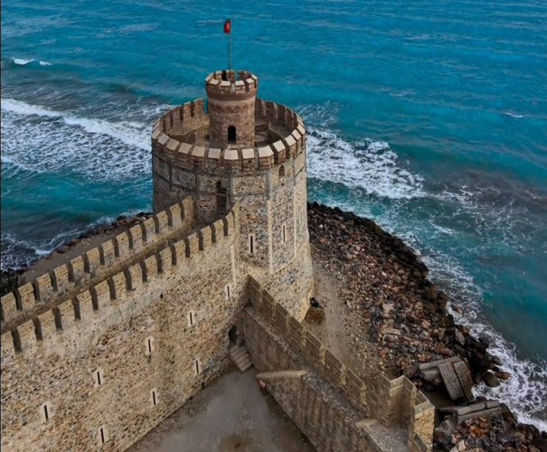 Bu devasa yapı, Akdeniz Bölgesi'nin en önemli turizm noktalarından biri olarak kabul ediliyor ve her yıl binlerce yerli ve yabancı turisti ağırlıyor.