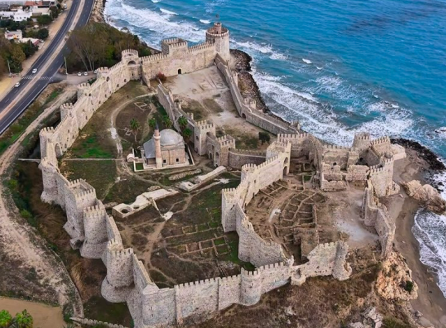 Kalenin atmosferi, tarihi dokusu ve etkileyici manzarası, filmin karelerine eşsiz bir derinlik kattı. Bu durum, kaleye olan ilgiyi sadece tarih çevreleriyle sınırlı tutmayıp, sinema turizmine de önemli bir katkı sağladı.