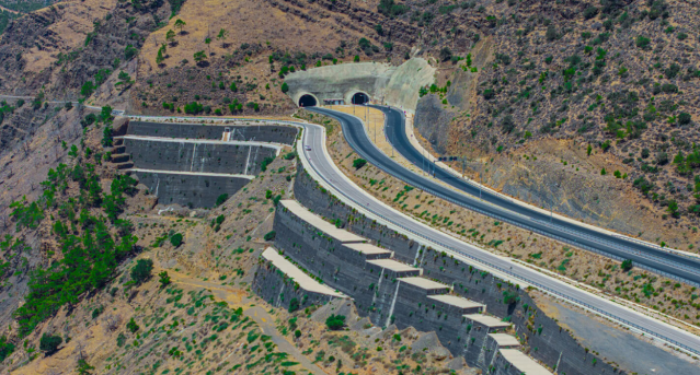 Türkiye'nin Doğu-Batı ana arterlerinin en güney hattı olan D-400 Devlet Yolu üzerinde, Akdeniz Sahil Yolu projesinin kritik bir etabı daha tamamlanarak hizmete açıldı.