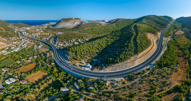 Projenin Öne Çıkan Detayları
Bu önemli proje, sadece yol standardını yükseltmekle kalmadı, aynı zamanda seyahat süresini ve mesafeyi de önemli ölçüde kısalttı. İşte projenin temel bileşenleri: