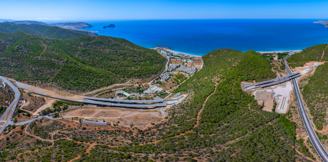 Viyadükler: Ulaşım konforunu ve güvenliğini artıran, toplam uzunluğu 1.660 metre olan 5 adet viyadük tamamlandı.