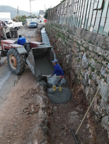 Aydıncık genelinde vatandaşların yaşam kalitesini artırmak için sahaya inen ekipler; Yenikaş, Cumhuriyet ve Hürriyet mahalleleri başta olmak üzere pek çok noktada eş zamanlı faaliyetler yürütüyor. Belediye ekipleri, hem altyapı eksikliklerini gideriyor hem de mevsimsel şartlara karşı önlemlerini alıyor.