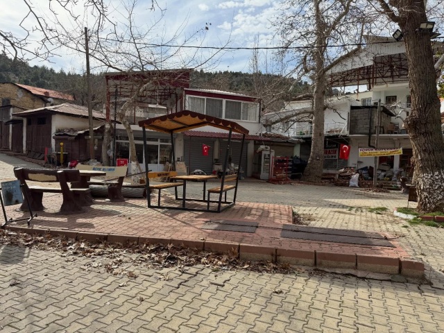 Kış Mevsiminde Doğanın Nefesi: Ocak’ta Gökbelen
Ancak takvimler Ocak ayını gösterdiğinde, Gökbelen adeta bir inzivaya çekiliyor. Yazın o kalabalık ve gürültülü hali, yerini hafif bir soğuğun eşlik ettiği huzurlu bir sessizliğe bırakıyor. Doğanın nefes alışını hissedebileceğiniz bu günlerde yayla; kalabalıktan uzaklaşmak, düşünceleriyle baş başa kalmak ve sakinliği koklamak isteyenlerin tek adresi oluyor.