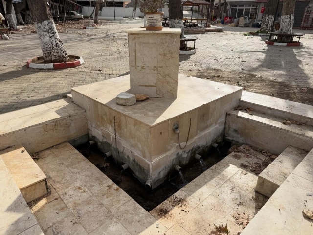 Yazın Kalbi Gökbelen’de Atıyor
Sıcakların bunalttığı yaz günlerinde serin havasıyla nefes aldıran Gökbelen, cıvıl cıvıl sokakları ve gelenekselleşen Cuma pazarı telaşıyla bilinir. Esnafın sesi, taze meyve sebze kokuları ve yaylacıların neşesiyle Gökbelen, yaz aylarında Silifke’nin en hareketli noktalarından biri haline geliyor.